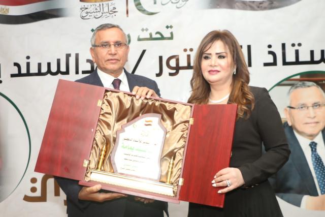 النائبة أمل رمزي تكرم رئيس الوفد