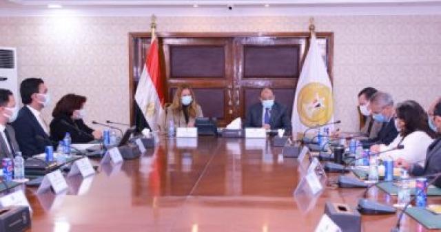 وزير التنمية المحلية خلال اجتماعه مع المدير التنفيذي للأكاديمية الوطنية للتدريب