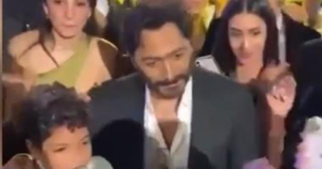 تامر حسنى يحمل طفل "الغزالة رايقة" فى حفل زفاف شام الذهبي
