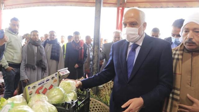 محافظ الجيزة اثناء الجولة 