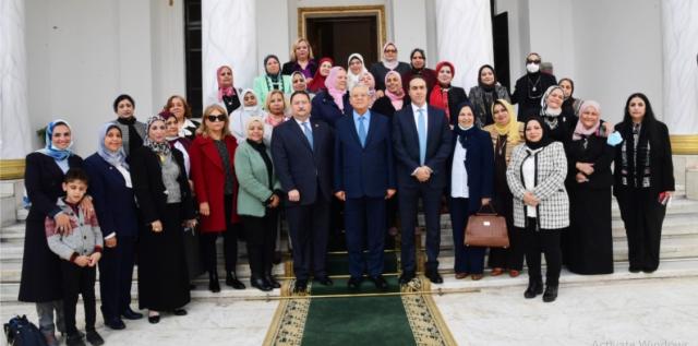المستشار الدكتور حنفي جبالي وعدد من السيدات العاملات بالأمانة العامة لمجلس النواب