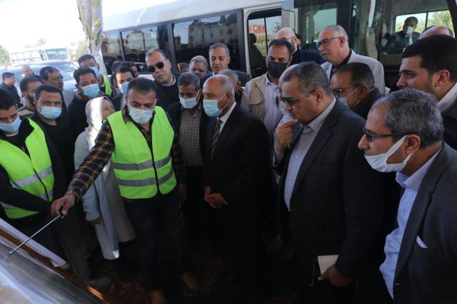 وزير النقل يتفقد عدد من مشروعات الطرق 