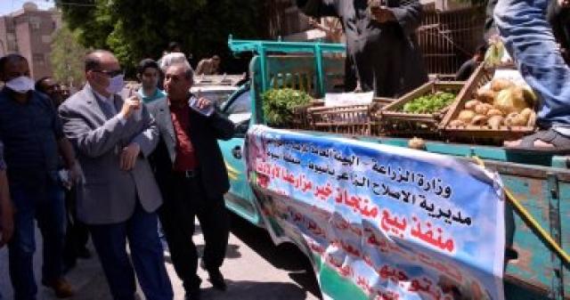 محافظ أسيوط يتفقد المنتجات بمنافذ الإصلاح الزراعى المتنقلة