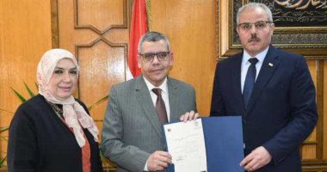 الدكتور محمد سعد زغلول عميد معهد الدراسات الأفروآسيوية بجامعة القناة