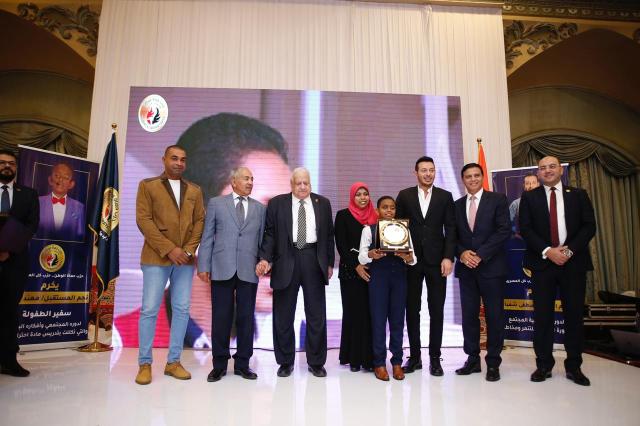 حماة الوطن يكرم الفنان مصطفى شعبان وحجازي والطفل مهند عماد 