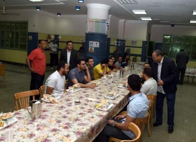 رئيس جامعة سوهاج يشارك طلاب المدينة الجامعية في الافطارالجماعي الرمضانى 