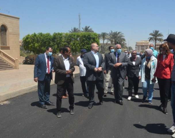 محافظ الجيزة يتفقد أعمال تطوير طرق ميت رهينة وسقارة السياحى