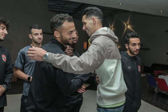 بدر بانون مع لاعبى الأهلى
