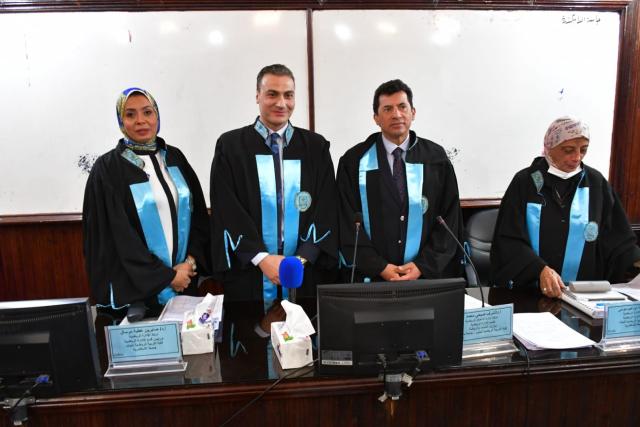 وزير الرياضة يناقش رسالة دكتوراه حول العائد الاقتصادى للوزارة جراء ترخيص شركات الخدمات