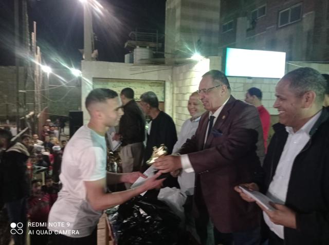 القط يكرم الفائزين بدورة مصر القديمه في كرة القدم