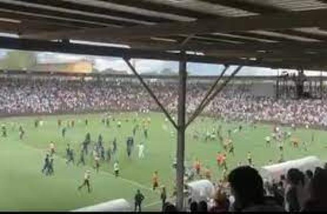  جماهير مازيمبي تقتحم ملعب المباراة وتحاول الاعتداء على لاعبي بيراميدز 