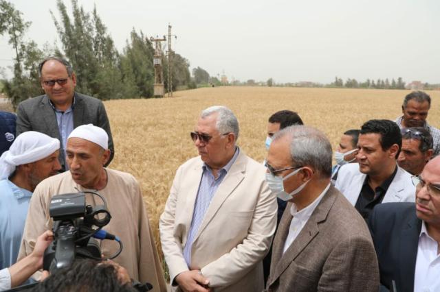 وزير الزراعة خلال الجولة 