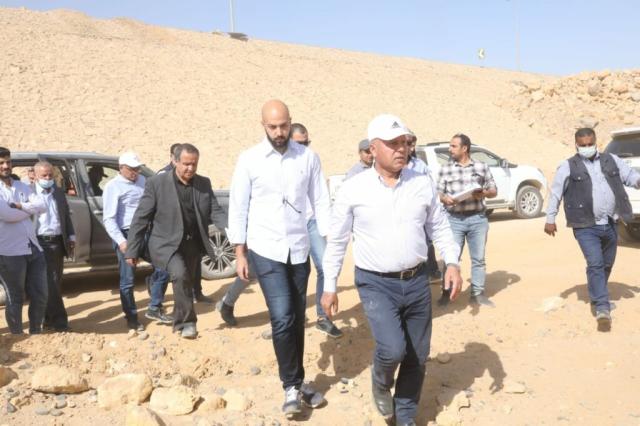 وزير النقل خلال الجولة 