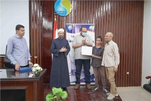 مياه سوهاج تكرم العاملين وأبناءهم من حفظة القرآن الكريم