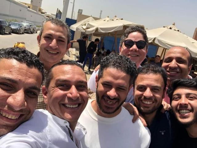 حسام مؤنس وسط أقاربه وأصدقاءه