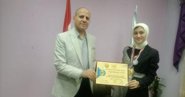 وكيل تعليم كفر الشيخ يكرم الطالبه المثالية على مستوى الجمهورية