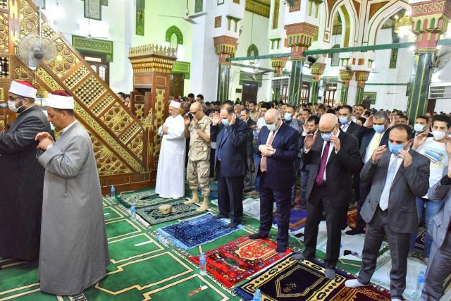 محافظ أسيوط يؤدي صلاة عيد الفطر المبارك