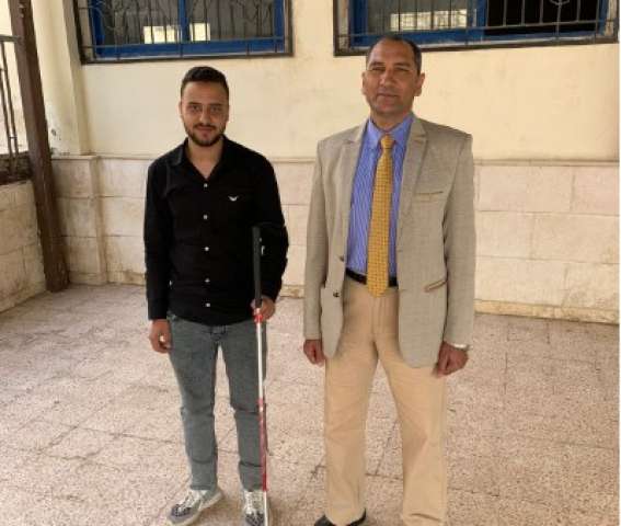 طالب بأكاديمية طيبة يخترع عصا ذكية للمكفوفين