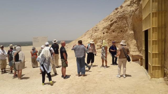 وفد سياحي ألماني يزور منطقة آثار تل العمارنة في المنيا