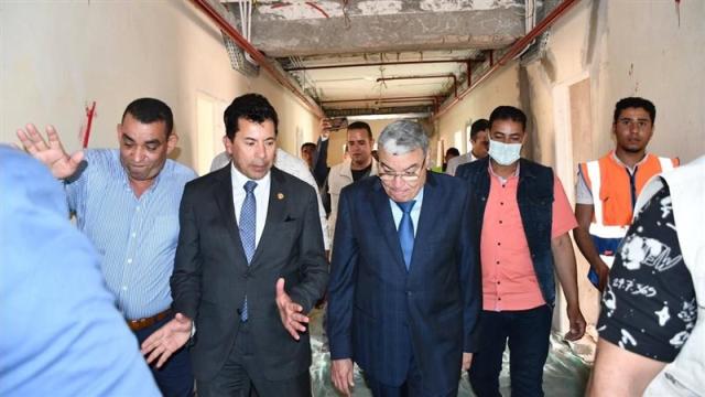 أشرف صبحي ومحافظ المنيا يتفقدان مبني المديرية ونزل الشباب