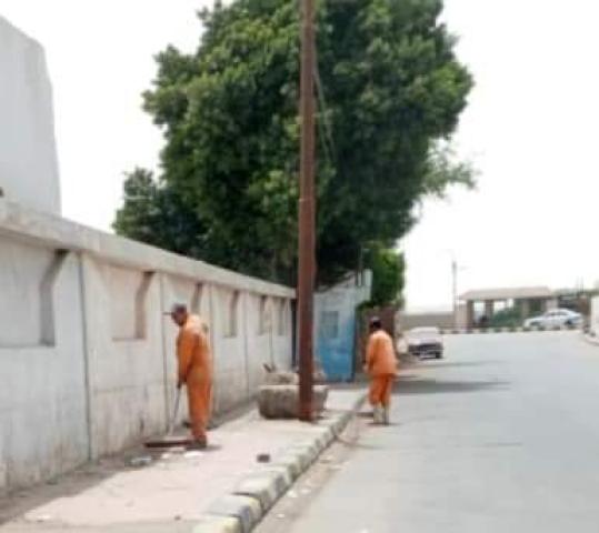 جهود الوحدة المحلية لمركز بني سويف في رفع مخلفات الشوارع 