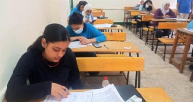 طلاب الصف الثانى الثانوى