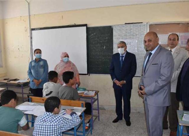 طلاب الصف الأول الثانوي يؤدون امتحان مادتي التاريخ والفرنساوي دون مشكلات في المنيا