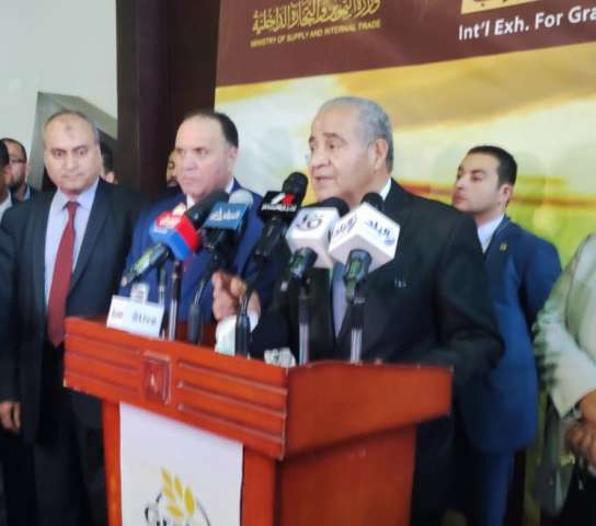 وزير التموين خلال المؤتمر الصحفي 