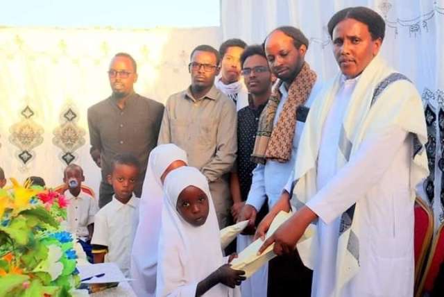 جانب من توزيع الجوائز والهدايا على الفائزين