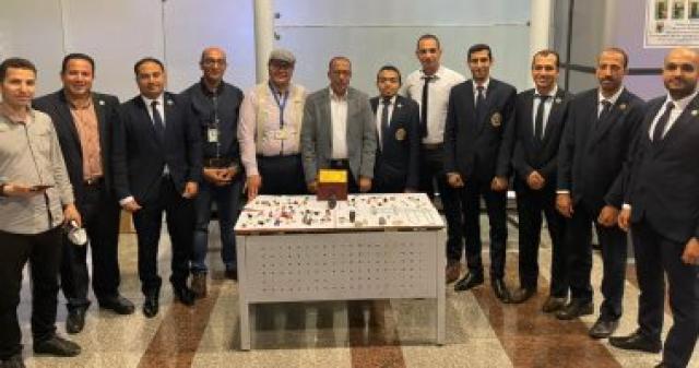 رجال الجمارك مع المضبوطات