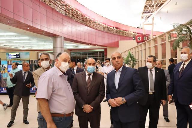 وزير الطيران يتفقد مطار شرم الشيخ