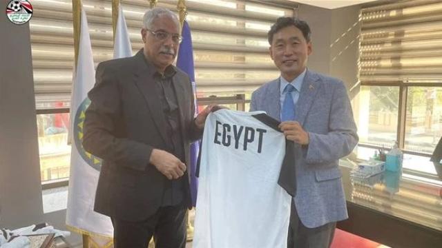 جمال علام رئيس الاتحاد المصري لكرة القدم و تشوي بيونغ سون القنصل العام لسفارة كوريا الجنوبية في مصر 