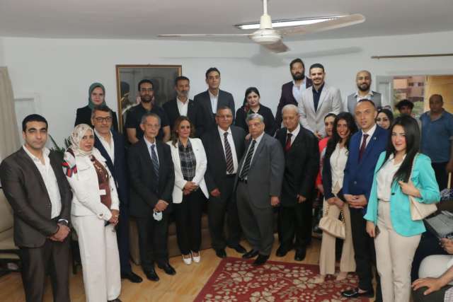 قيادات الحزب يتوسطهم الدكتور عبد السند يمامة