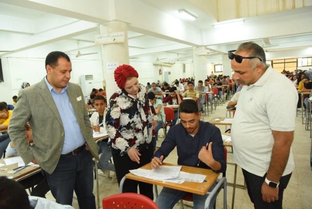نائب رئيس جامعة أسيوط فى جولة تفقدية لمتابعة سير امتحانات نهاية العام 