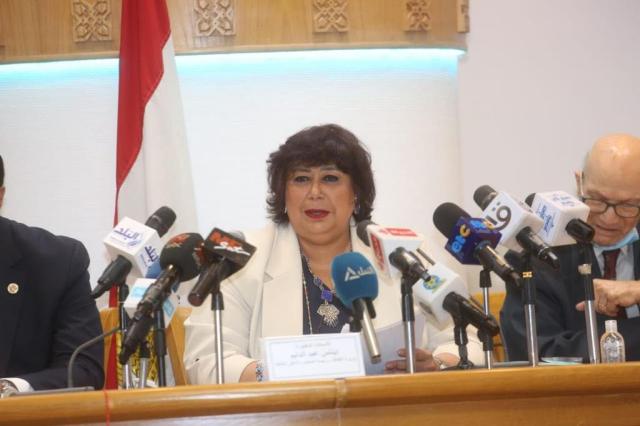 الفنانة الدكتورة إيناس عبد الدايم وزيرة الثقافة 