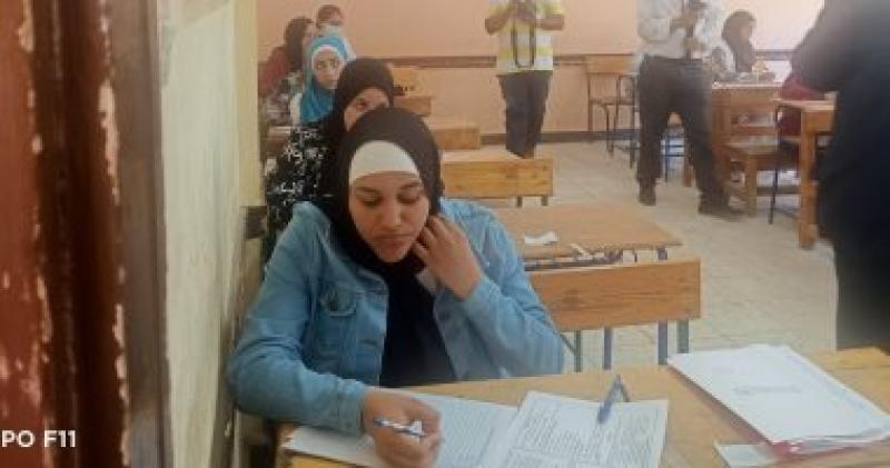 طلاب الدبلومات الفنية- أرشيفية