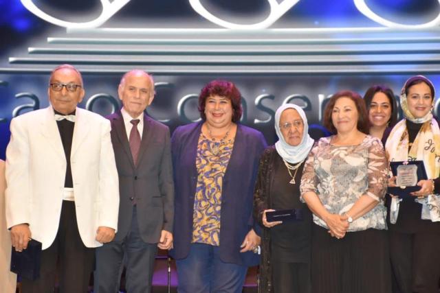 وزيرة الثقافة مع المكرمين