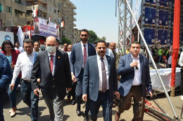 النائب أشرف رشاد يتفقد القافلة الطبية