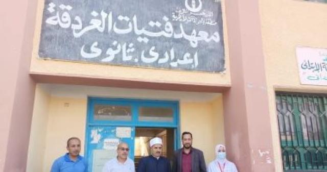 موفد قطاع المعاهد الأزهرية بالبحر الأحمر يتابع اعمال الامتحانات