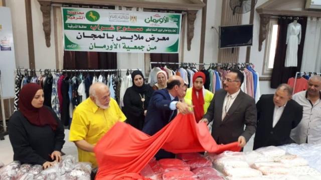 توزيع 2200 قطعة ملابس جديدة على الأسر الأولى بالرعاية بقرى وعزب أولاد صقر