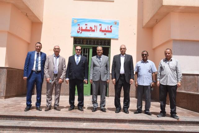 رئيس جامعة سوهاج يتفقد مبنى كلية الحقوق الجديد