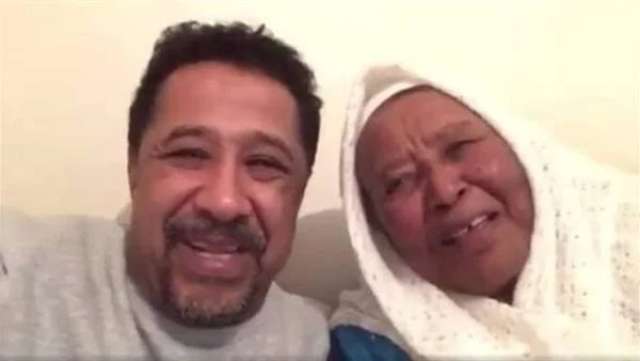 الشاب خالد مع والدته