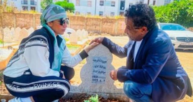  الشاب خالد امام قبر والدته 