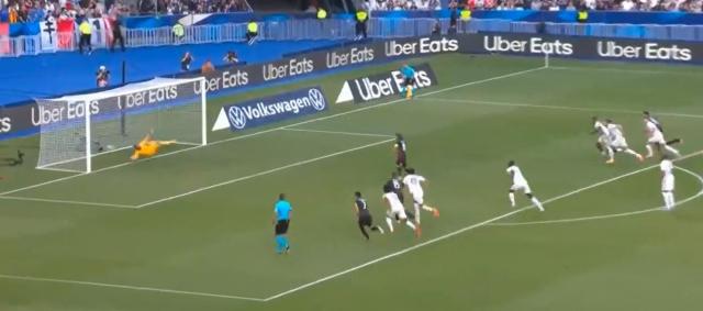 لحظ تسجيل لوكا مودريتش  هدف التقدم لكرواتيا 