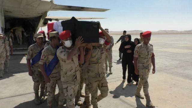 يتقدم الجنازة العسكرية للشهيد البطل النقيب "عبد الله دياب" 