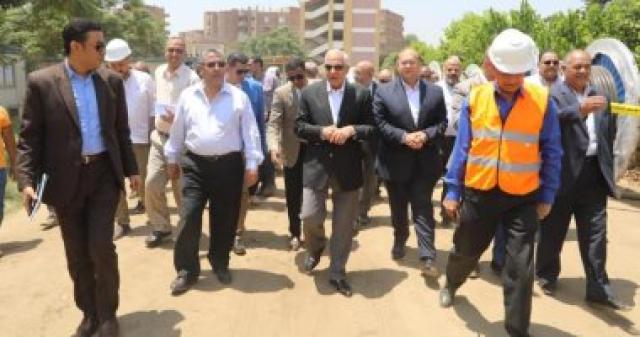 محافظ الجيزة خلال الجولة