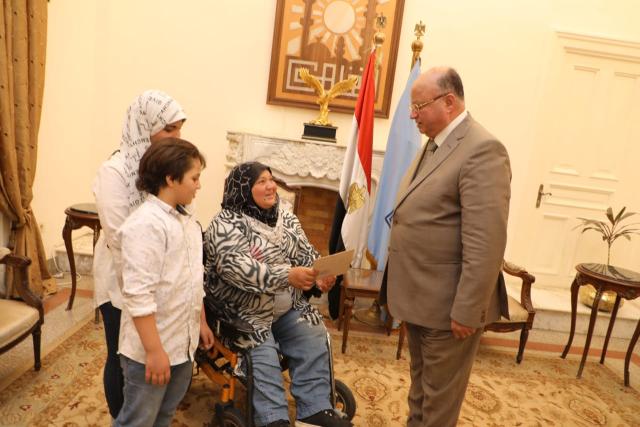 محافظ القاهرة يسلم ”محروسة سالم” ترخيص كشك 