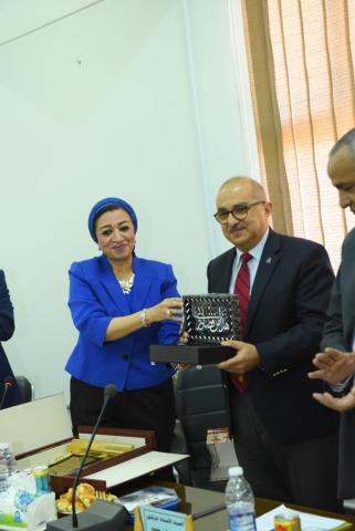 تكريم رئيس جامعة أسيوط