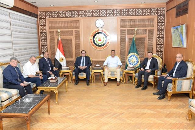 محافظ الدقهلية يستقبل وفد وزارة الزراعة لبحث عمليات توريد القمح 
