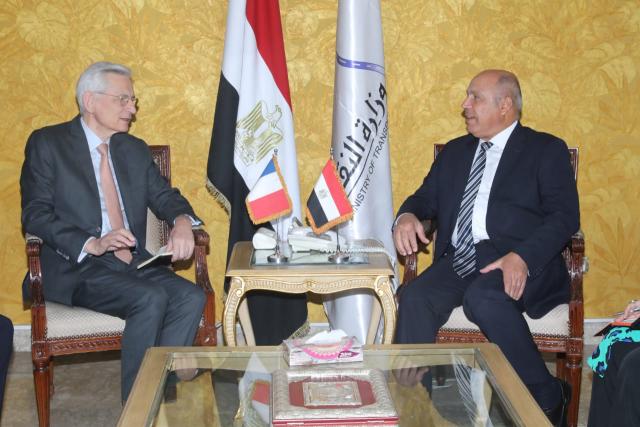 وزير النقل يبحث و السفير الفرنسي بالقاهرة